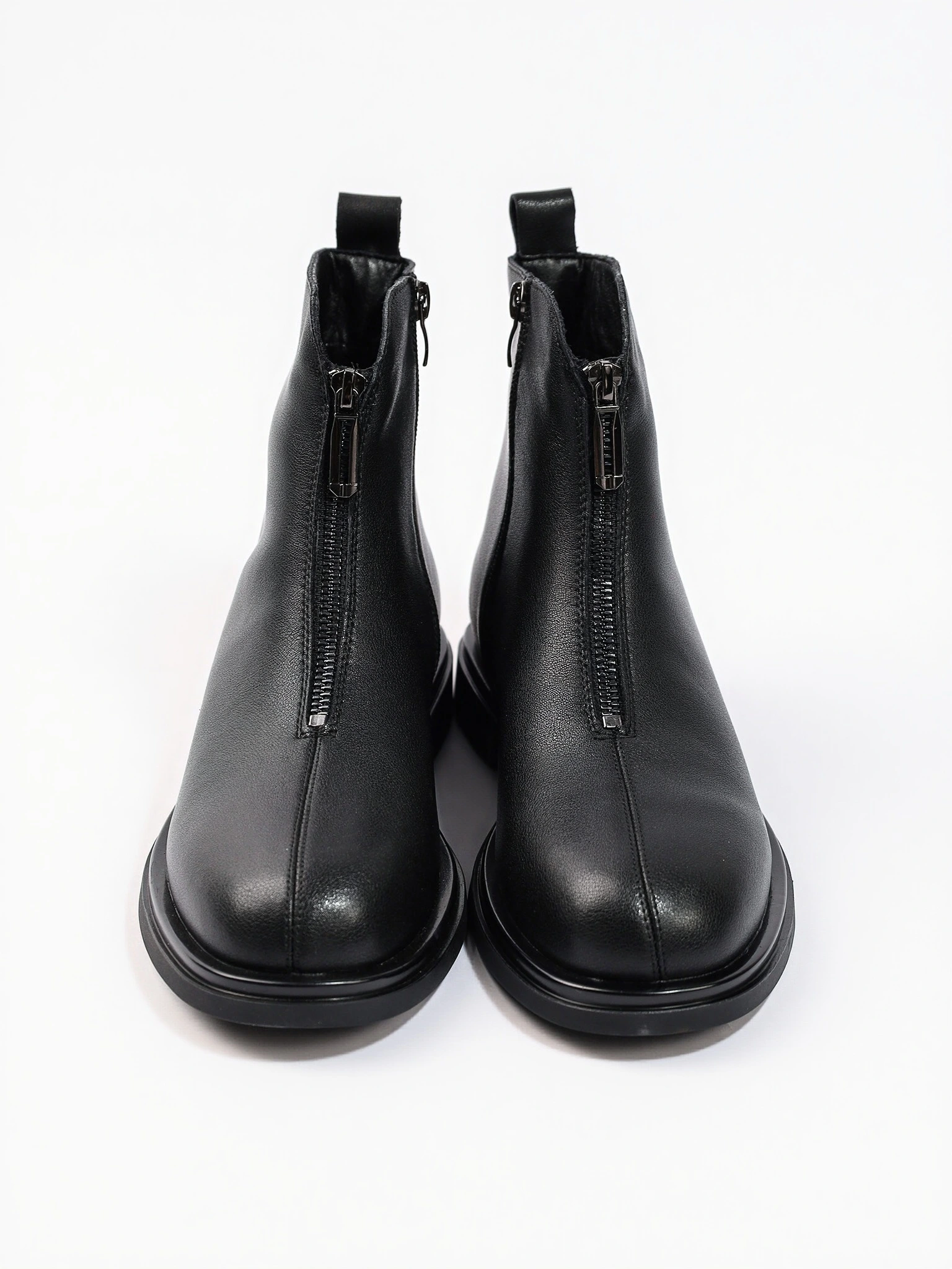 Ботинки черного цвета с декоративным замком